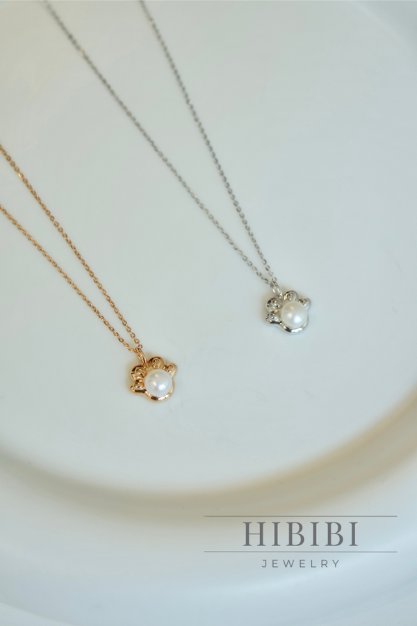 真珠の猫の手爪ネックレス