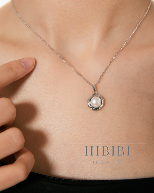 優しいネックラインに寄り添う真珠ネックレス